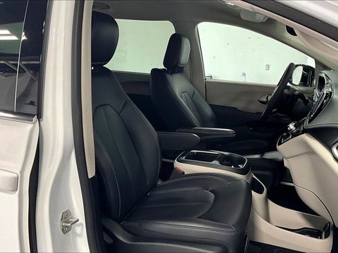 Used 2024 Chrysler Pacifica Select image 9