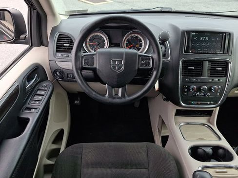 Used 2016 Dodge Grand Caravan SXT FWD image 12