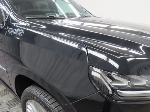 Used 2024 Chevrolet Suburban High Country image 32