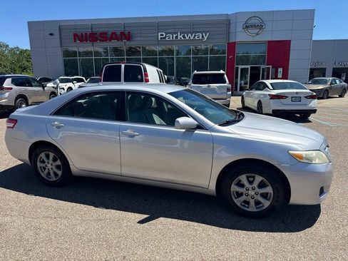 Used 2011 Toyota Camry LE w/ LE Extra-Value Pkg FWD image 1