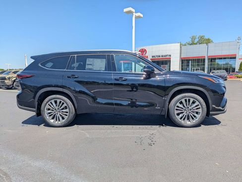 New 2026 Toyota Highlander Platinum AWD/4WD image 3