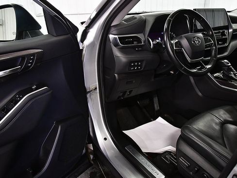 Used 2022 Toyota Highlander Platinum image 16