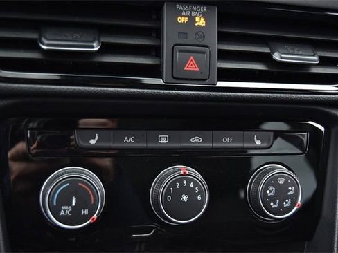 Used 2023 Volkswagen Taos SE w/ Panoramic Sunroof Package image 14