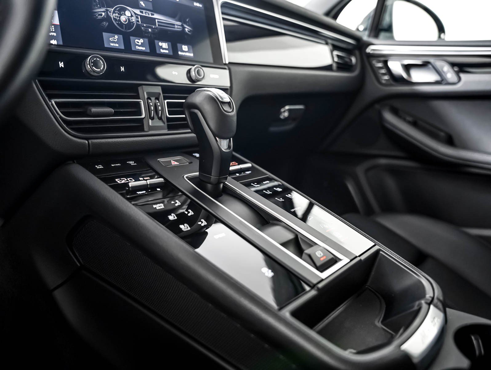 Certified 2024 Porsche Macan AWD/4WD image 20