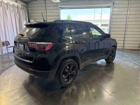 Used 2018 Jeep Compass Latitude w/ Popular Equipment Group FWD image 4
