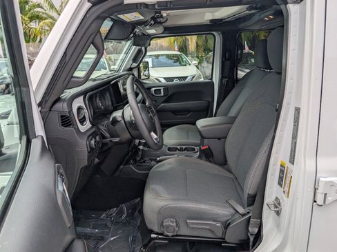 Used 2025 Jeep Wrangler Sahara image 10
