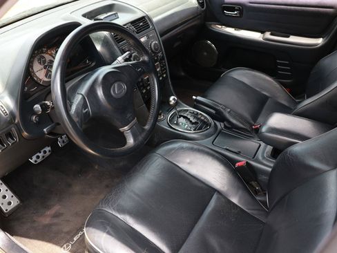 Used 2003 Lexus IS 300 w/ Power & Leather Pkg RWD image 4