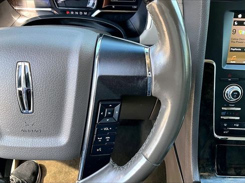 Used 2017 Lincoln Navigator Select image 23