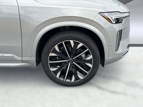 Used 2025 Volvo XC90 B5 Ultra AWD/4WD image 11