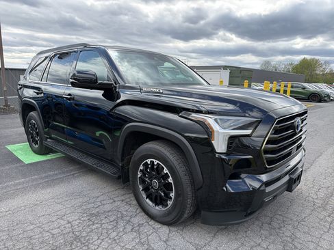 Used 2023 Toyota Sequoia SR5 w/ SR5 Premium Package AWD/4WD image 2