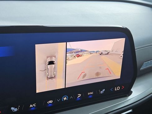 Used 2024 Chevrolet Traverse LT FWD image 14