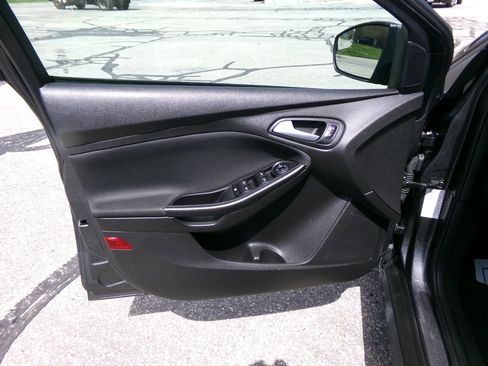 Used 2018 Ford Focus SE w/ Cold Weather Package FWD image 12