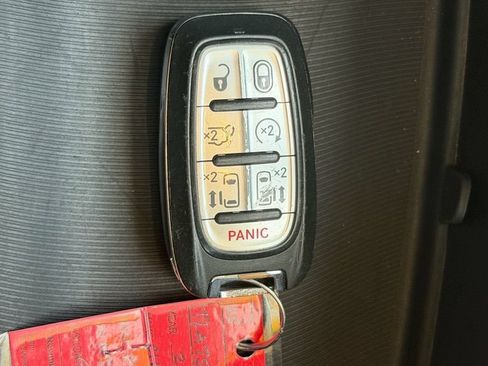 Used 2022 Chrysler Pacifica Touring-L FWD image 19