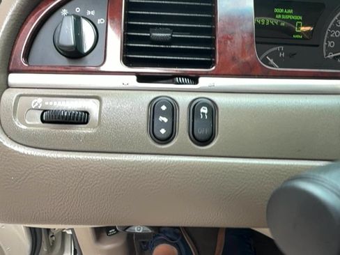 Used 2004 Lincoln Town Car Ultimate RWD image 12