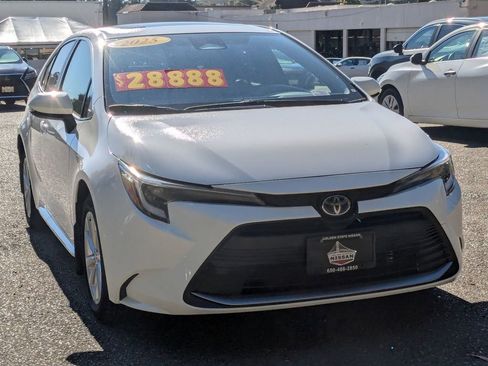 Used 2025 Toyota Corolla XLE image 3
