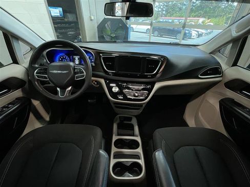 Used 2022 Chrysler Voyager LX FWD image 18