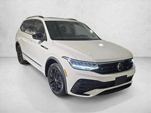 Used 2022 Volkswagen Tiguan SE R-Line image 3
