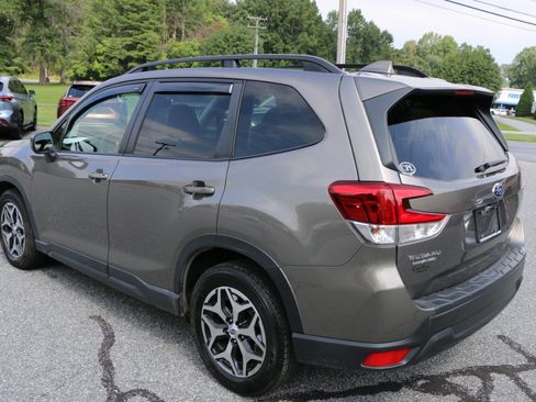 Used 2021 Subaru Forester Premium AWD/4WD image 3