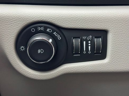 Used 2018 Chrysler Pacifica Touring-L w/ Advanced Safetytec Group image 21