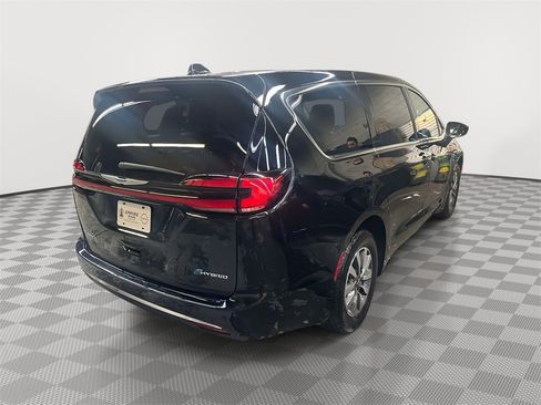 Used 2024 Chrysler Pacifica Select image 2
