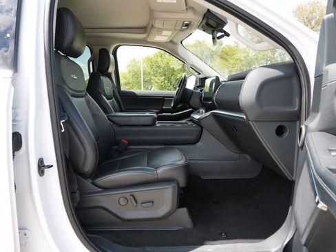 Used 2025 Ford Expedition Platinum image 28