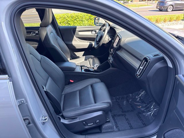 Certified 2025 Volvo XC40 B5 Plus AWD/4WD image 15