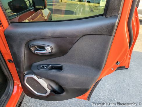Used 2019 Jeep Renegade Latitude FWD image 26