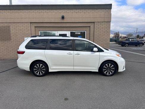 Used 2020 Toyota Sienna XLE Premium w/ Carpet Mat Package image 5