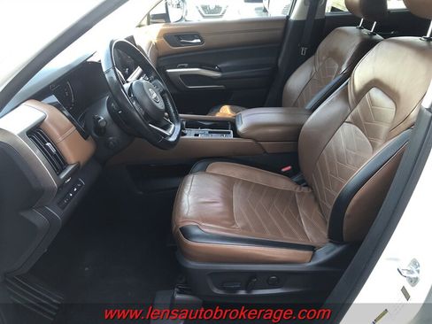 Used 2022 Nissan Pathfinder Platinum w/ Cargo Package FWD image 10