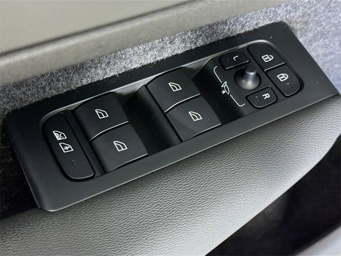 Certified 2023 Volvo XC40 Recharge Ultimate image 17