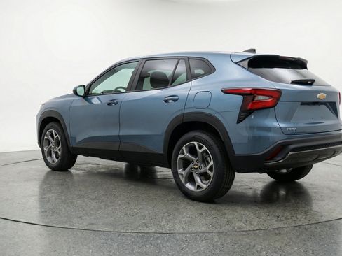 Used 2025 Chevrolet Trax LT w/ LT Convenience Package FWD image 6