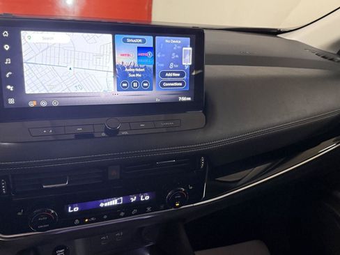 Used 2025 Nissan Rogue SL AWD/4WD image 11
