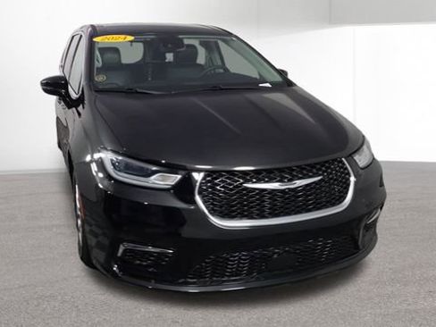 Used 2024 Chrysler Pacifica Touring-L FWD image 3
