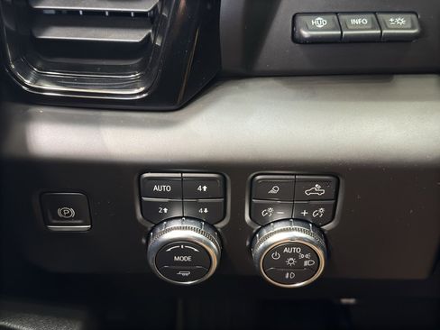 Used 2022 GMC Sierra 1500 AT4 w/ AT4 Premium Package AWD/4WD image 39
