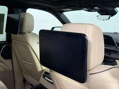 Used 2023 Cadillac Escalade ESV Premium Luxury w/ Performance Package AWD/4WD image 31