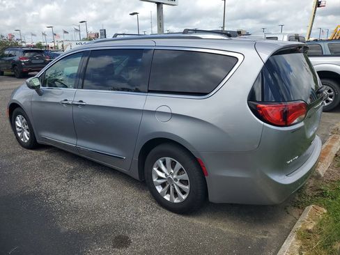 Used 2018 Chrysler Pacifica Touring-L FWD image 3