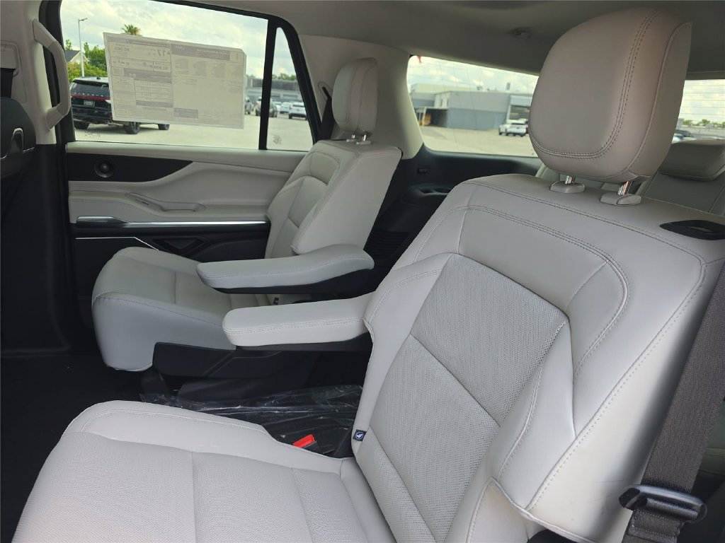 New 2026 Lincoln Navigator Premiere AWD/4WD image 13