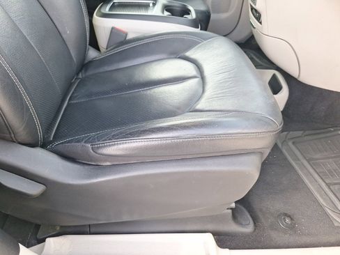 Used 2022 Chrysler Pacifica Touring-L image 17