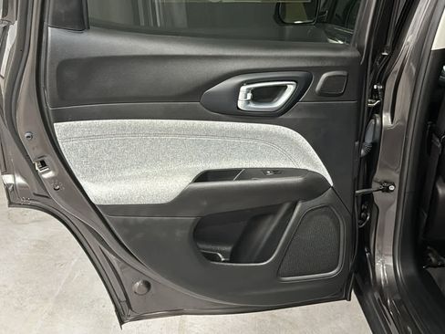 Used 2022 Jeep Compass Latitude w/ Sun and Sound Group AWD/4WD image 24