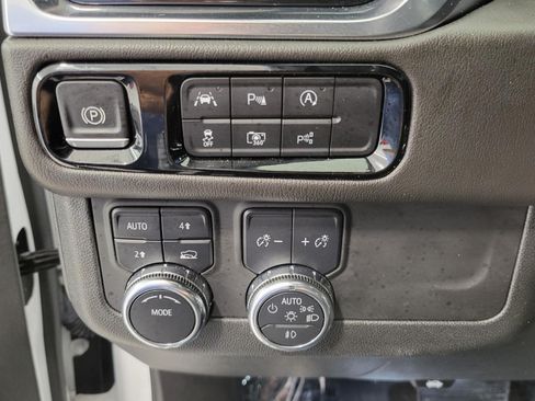 Used 2025 GMC Yukon XL Denali AWD/4WD image 10