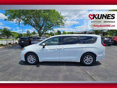 Used 2023 Chrysler Pacifica Touring-L FWD image 9