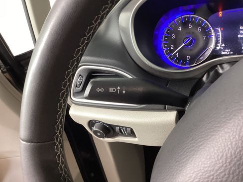 Used 2023 Chrysler Pacifica Touring-L FWD image 21