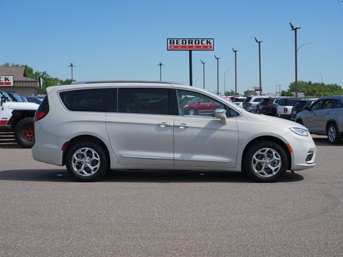 Used 2021 Chrysler Pacifica Limited AWD/4WD image 2