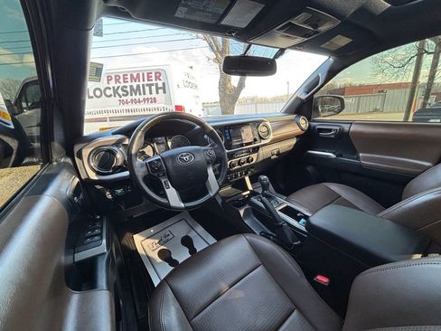 Used 2016 Toyota Tacoma Limited w/ Exterior Package image 13