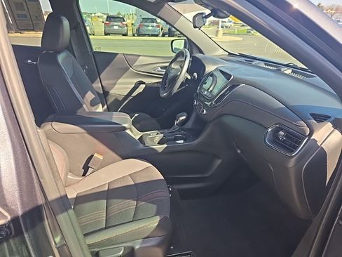 Used 2022 Chevrolet Equinox RS w/ Infotainment Package image 32