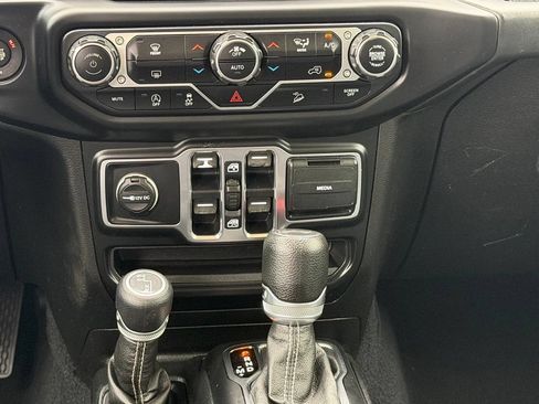 Used 2020 Jeep Wrangler Unlimited Sahara AWD/4WD image 30