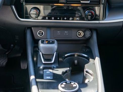 Used 2022 Nissan Rogue SV image 17