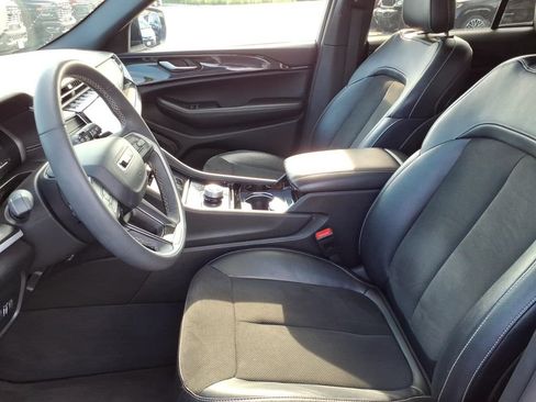 Certified 2023 Jeep Grand Cherokee Altitude AWD/4WD image 9