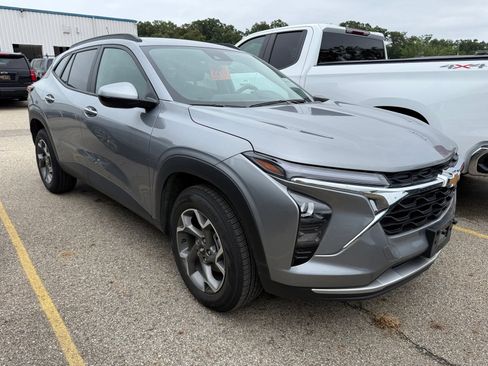 Used 2025 Chevrolet Trax LT FWD image 1