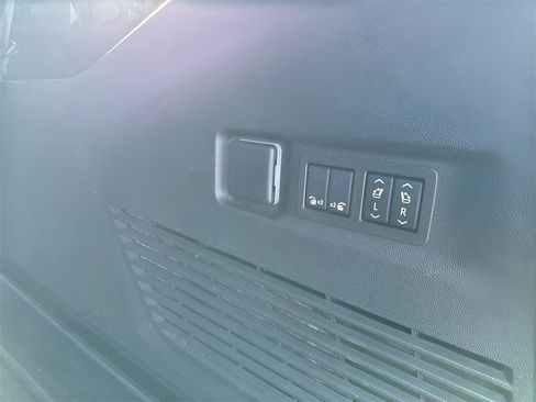 Used 2024 GMC Yukon XL Denali image 17